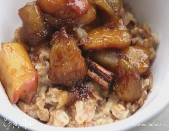 Разложить кашу в тарелки, сверху выложить пряные яблоки.