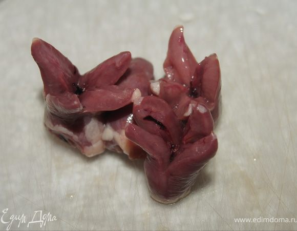 Срежьте сосуды и жир. С острого края сделайте крестообразные надрезы, получив «цветочек».