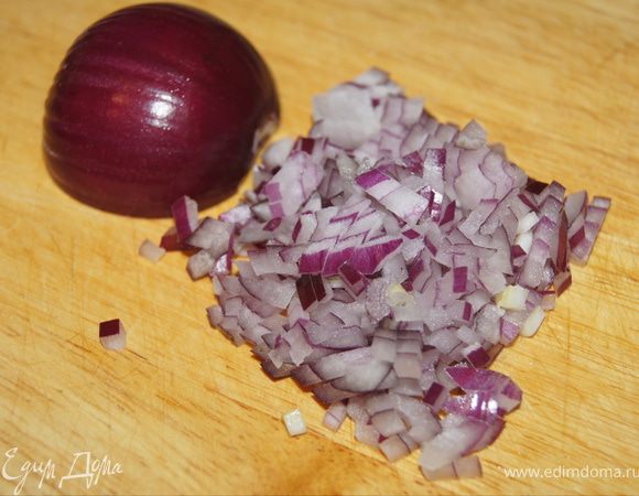 Лук нарежьте максимально мелко. Я так режу, чтобы «спрятать» его в блюде, так как дети не любят его в еде. 