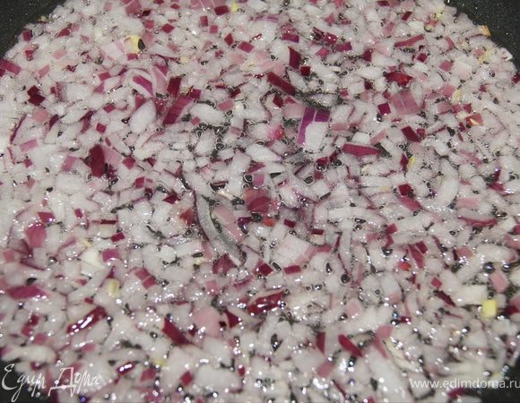 На растительном масле обжарьте лук до прозрачности.