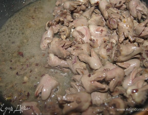 Тушите лук с сердечками минут 10–15, не добавляя воды. Сердечки как-то так устроены, что они при тушении выделяют влагу.