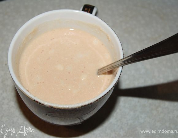 Приготовьте соус: возьмите холодную воду, разведите в ней 3 ст. л. сметаны и 1 ст. л. томатной пасты. Добавьте 1 ст. л. муки.