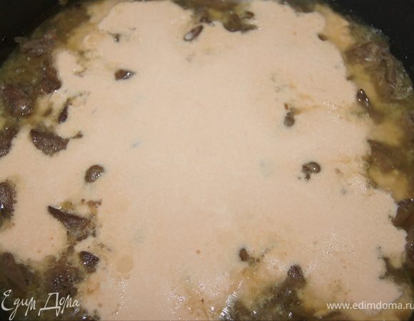 Все хорошо перемешайте и влейте в сковороду через ситечко, чтобы не попались комочки.