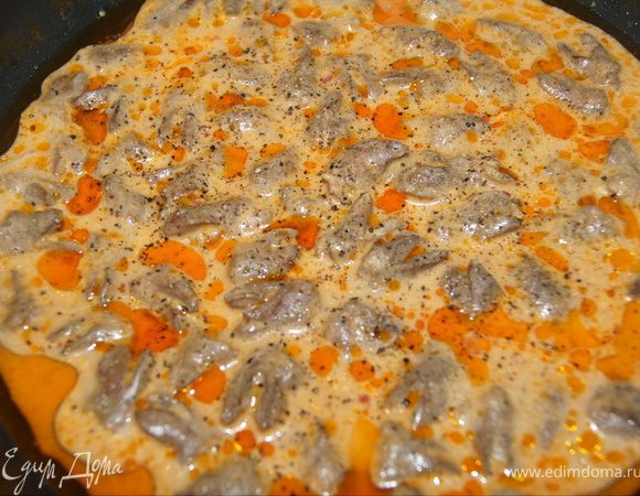 Перемешайте содержимое сковороды, накройте крышкой и тушите еще минут 15.