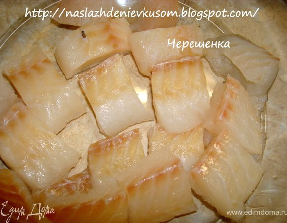 Филе вымыть, обсушить и нарезать на кусочки примерно 3*3см… Посолить, поперчить…