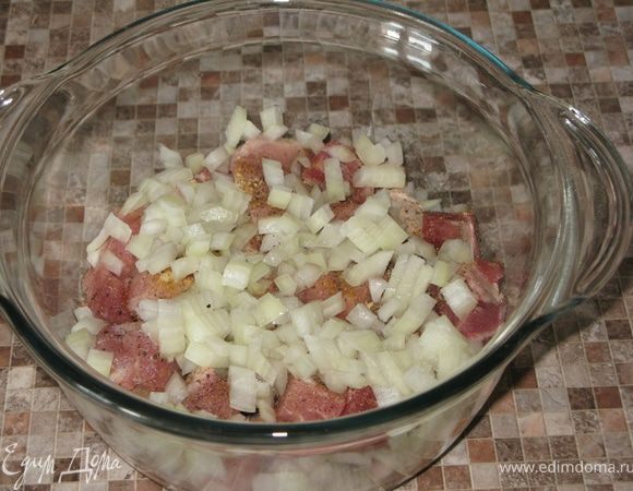 Шинкуем лук и выкладываем поверх мяса