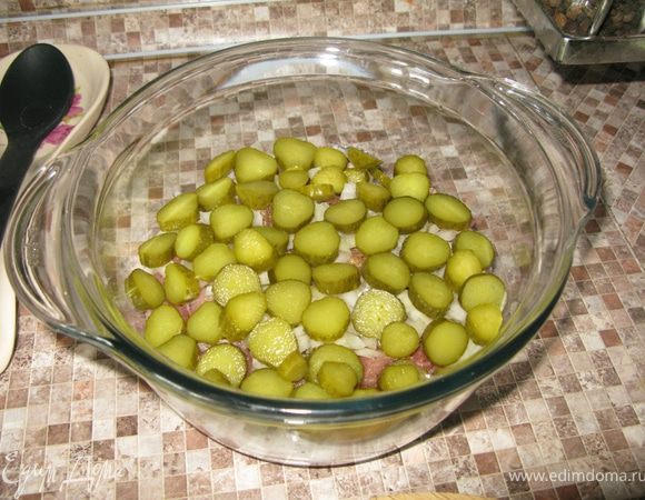 Режем огурчики колечками и аккуратно выкладываем