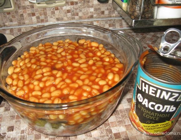 И, последний слой – это фасоль в томатном соусе