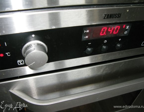 Ставим не закрытую форму в духовку на 225 градусов на 40 минут