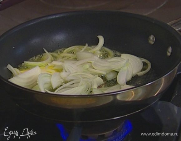 Разогреть в сковороде сливочное и 1 ст. ложку оливкового масла и обжарить лук до золотистого цвета.