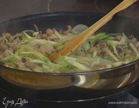 Добавить готовую фасоль, перемешать.