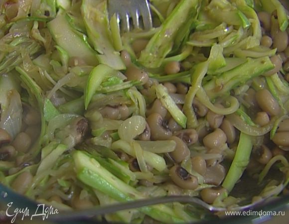 Выложить в глубокую посуду горячую фасоль с цукини, добавить спаржу, посолить, поперчить, сбрызнуть оливковым маслом и перемешать.