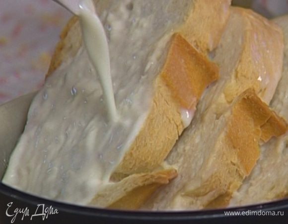 Хлебный мякиш замочить в молоке.