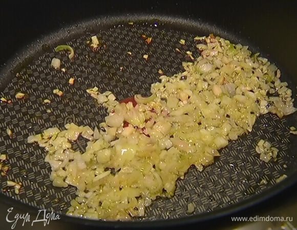 Разогреть в сковороде 1 ст. ложку сливочного и 1 ст. ложку оливкового масла и обжарить лук до прозрачности.