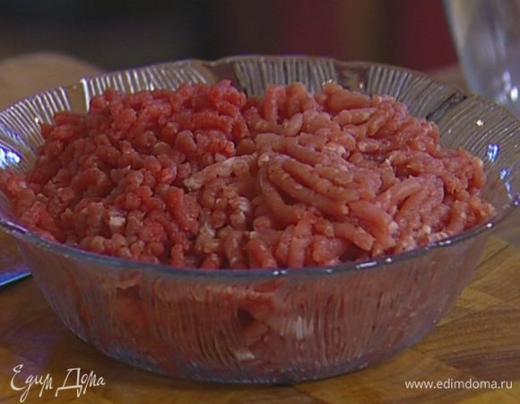 Соединить оба вида фарша, добавить замоченный хлеб, слегка посолить, поперчить.