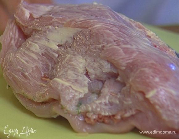 Индейку смазать со всех сторон оставшимся сливочным маслом, посолить, поперчить и выложить в противень.