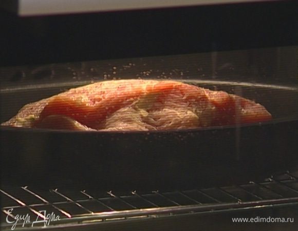 Отправить индейку в разогретую духовку на 30 минут, потом понизить температуру до 160°С и запекать еще 15–20 минут.