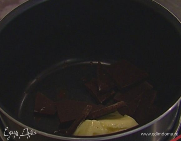 Шоколад и 100 г предварительно размягченного сливочного масла растопить на водяной бане (не перемешивать ложкой!)