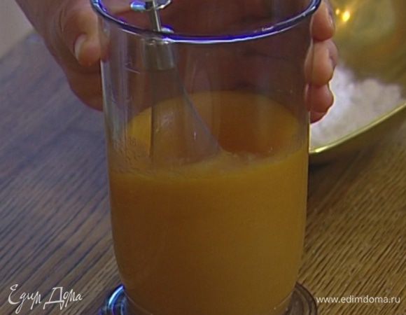 Яйца и желтки соединить с сахаром и солью и взбивать миксером до полного растворения сахара и увеличения массы в объеме.