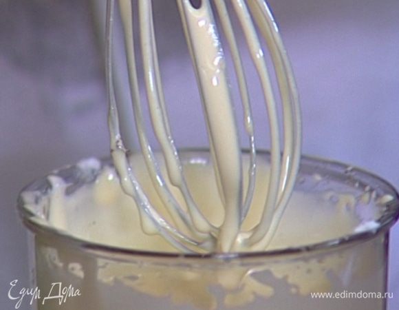 Добавить крахмал и продолжать взбивать, пока тесто не загустеет.