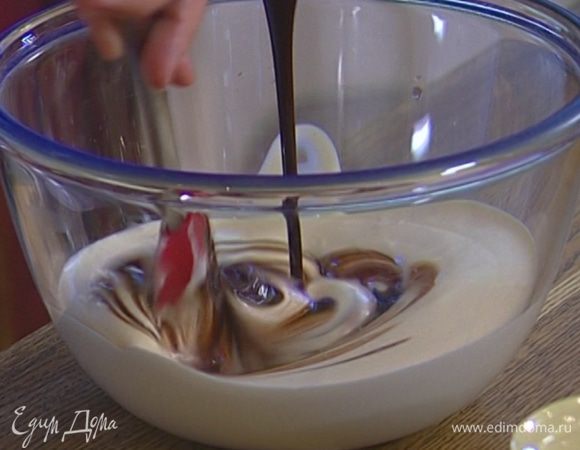 Влить шоколад и перемешать.