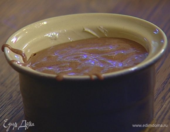 Небольшие керамические формочки смазать сливочным маслом и наполнить их тестом практически до верха.