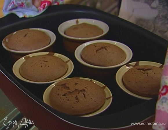 Отправить в разогретую духовку на 12 минут, затем остудить готовый фондат, не вынимая из формочек.