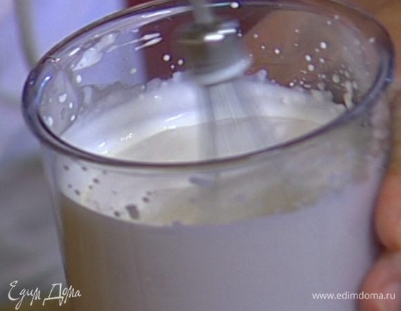 Сливки взбить миксером в крепкую пену.