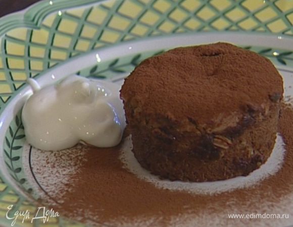 Края десерта аккуратно отделить ножом от формы, вынуть фондан, присыпать какао и подавать со взбитыми сливками.