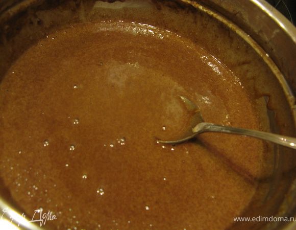 Взбить яйца со 100 г сахара и лимонной цедрой в светлую пену. Добавить муку и како-порошок, перемешать.