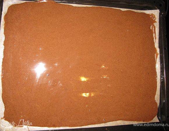 Вылить тесто на смазанный маслом и застеленный пергаментом противень. Выпекать 8 мин при 180 градусах.