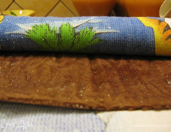 Аккуратненько переложить корж  на кухонное полотенце, посыпать сахаром и завернуть в рулет. Оставить остывать.