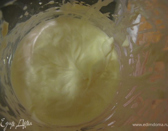 Сливки взбить в крепкую пену. (В этом мне тоже помог блендер)