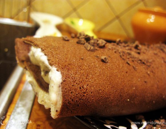 Остывший рулетик разворачиваем, намазываем подготовленной начинкой и вновь свернуть рулетом.