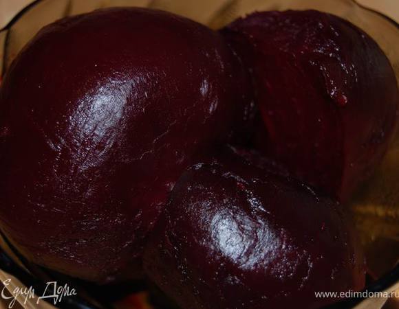 Свеклу сварить или запечь до готовности.