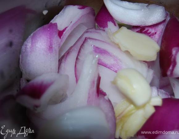 Лук нарезать полукольцами, чеснок раздавить ножом.