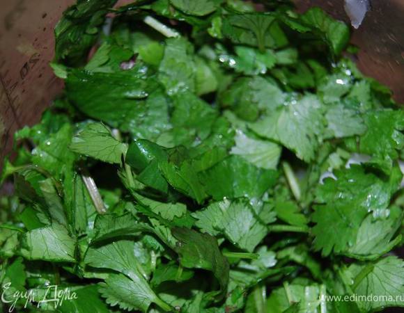 Нарезать кинзу.