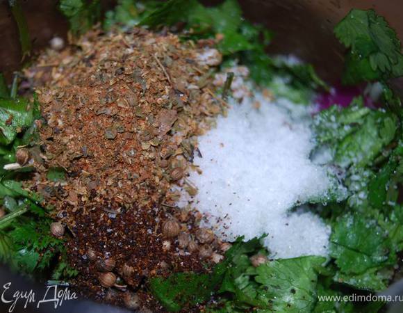 Орехи измельчить. Соединить в блендере лук,чеснок,кинзу,орехи, специи и соль. Размолоть до получения однородной массы.