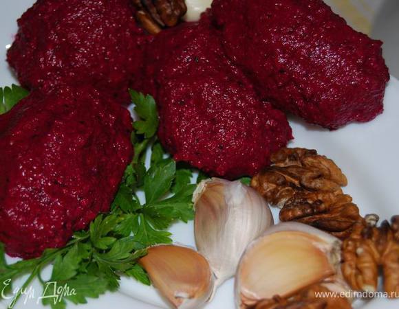 Дать постоять 30 минут. С помощью ложки сформировать из массы небольшие котлетки и выложить на тарелку со свежей зеленью.
