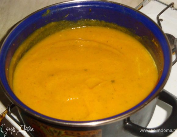 овощ очистить и порезать крупными кубиками. Сложить их в кастрюлю, залить водой и поставить на огонь вариться. как только они сваряться слить бульон в другую кастрюльку. не в коем случае не избавляйтесь от него, он нам ещё понадобиться. далее овощи взбиваем ручкой блендера до пюре-образного состояния. разбавляем пюре сохранившимся нами бульоном, тщательно перемешиваем и ставим на огонь вариться до полного закипания. подавать, украсив зеленью и посыпав тыквенными семечками_ приятного аппетита!!!