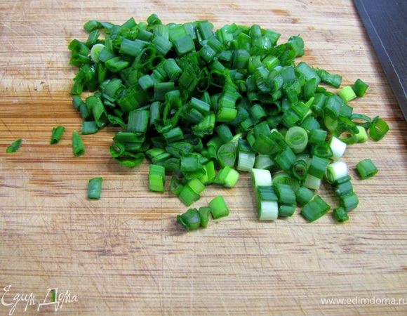 Промойте лук и мелко порубите его. Я всегда считаю и говорю, что при нарезании чего-нибудь (пожалуй кроме вареных яиц) очень важно соблюдать размер, т.е. чтобы кусочки были одинаковые.