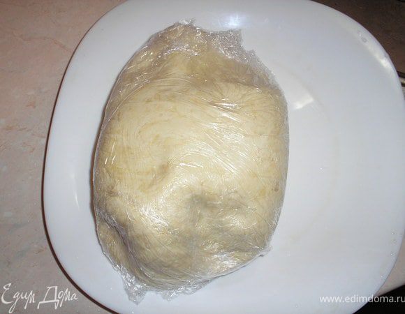 Готовим тесто:
холодный  маргарин натереть на терке, смешать с 400 гр муки и сметаной, добавить соду погашенную уксусом, в конце добавить еще 2 ст.ложки муки и замесить мягкое тесто. Тесто поставить в холодильник на 1-2 часа.