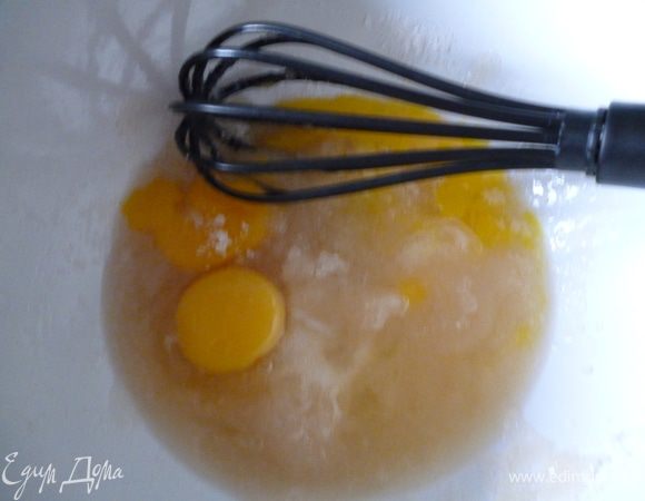 Сначала испечь бисквит.Взбить яйца с сахаром.