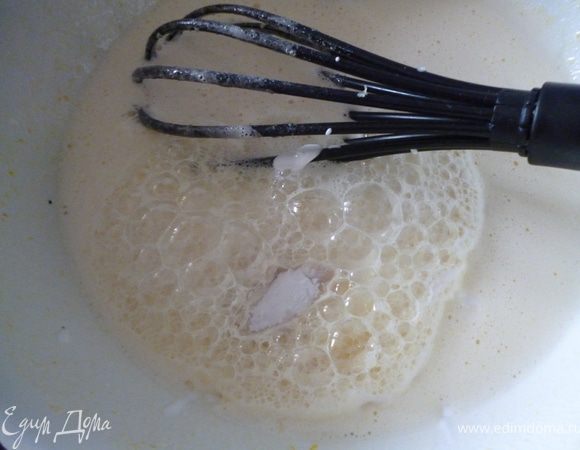 Затем добавить сметану и гашеную соду,еще слегка взбить.