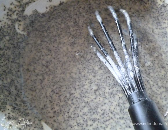 Добавить к этой смеси мак и цедру,перемешать,добавить муку и еще перемешать.