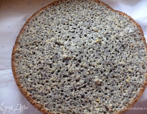 Бисквит охладить и разделить на три коржа.Верхнюю часть нарезать на кубики.