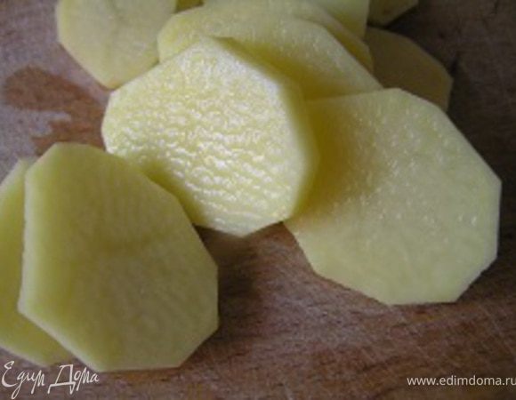 Картофель очистить, нарезать кружочками по 2-3 мм толщиной, обсужить бумажным полотенцем.
