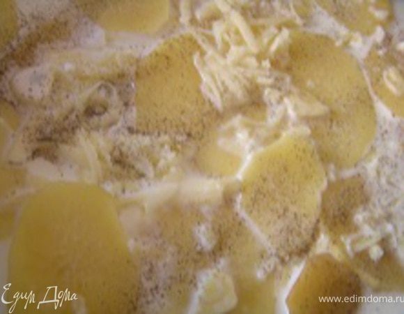 Сковороду натереть чесноком и укладывать картофель слоями, каждый посыпать солью, перцем, мускатным орехом, сыром (я еще посыпала нарезанным чесночком). Все слои поливать сливками.