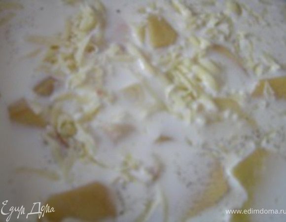 Последний слой картофеля утопить в сливках и посыпать оставшимся сыром.