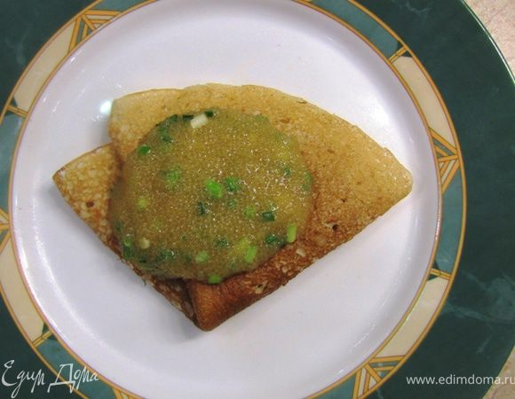 Поговорим о блинах.
Больше всего я люблю дрожжевые блины. В свое время я нашел рецепт у Похлебкина и он мне напомнил детство. Мне нравится этот вкус. Лично для меня вкус дрожжевых блинов и оладий - ни с чем не сравнится.
Поэтому я взял этот рецепт -
Красные блины или Русские дрожжевые блины.
Для меня лично нет ничего вкуснее.
Я не знаю, почему эти блины называются "красные". Может по цвету, похожему на красный?)))

А в качестве начинки с недавних пор - Закуска из икры щучьей с зеленым луком и оливковым маслом
На мой взгляд это самое лучшее блюдо из блинов (не считая блинов со сметаной).
Всем рекомендую 